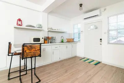 Image de The Barnyard is a chic, cozy open concept studio apartment.