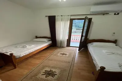 Image de Guesthouse Space in Përmet provides accommodations with a garden.