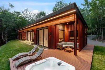 Image de Architectural Modern House with Panoramic Mountain View