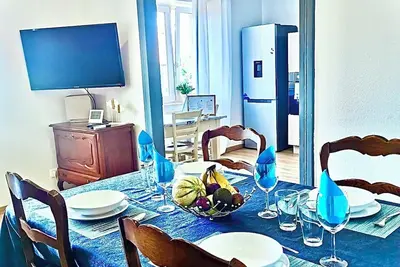 Image de L’indémodable! Appartement spacieux, rénové et lumineux avec 2 chambres!