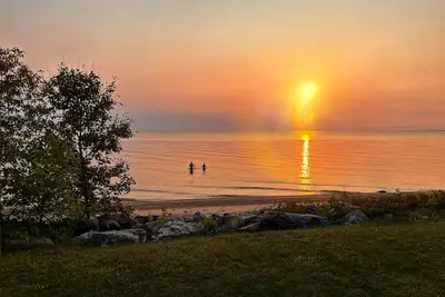 Image de Luxury Cozy Lake Front Cabin 5 minutes from Gimli | Sleeps 6 + Lake View