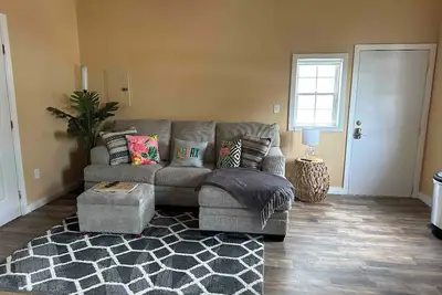 Image de Tiny Flamingo's Nest - Cottage Near Pioneer Woman Mercantile - Pet friendly!