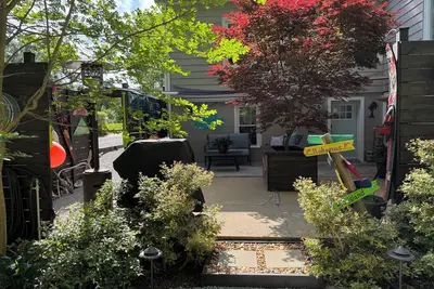 Image de Mahalo Suite. . . beach vibes in the Virginia foothills.