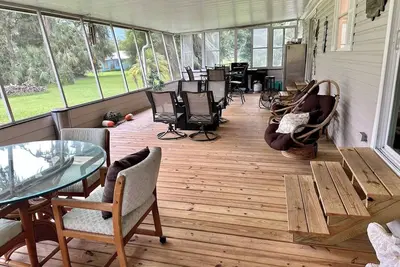 Image de Large Waterfront home w/dock