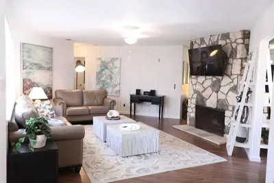 Image de Sleeps 20! Near Bulldog Stadium!