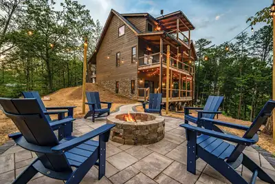 Image de Brand New Modern Cabin | View | Fire Pit | Hot Tub | Horseshoe Pit