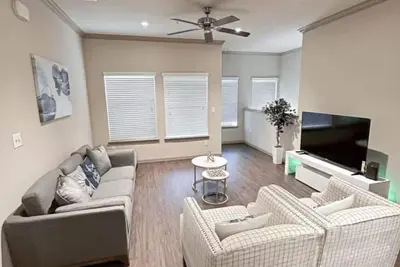 Image de Luxury apartment with private garage