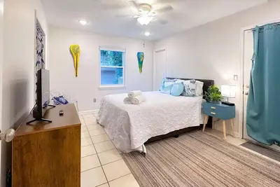 Image de Spacious Retreat near Fsu\/Capitol w\/ King + 3 TVs! <br>