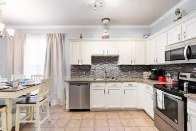 Image de 4Bedroom with King bed/ Suite Downstairs