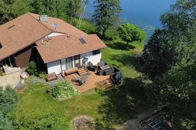 Image de Northwoods Home great for family gatherings. Beautiful screened in porch.
