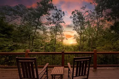 Image de Newly built cabin among the treetops with hot tub, firepit & amazing deck