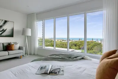 Image de Luxe Paradise with sweeping Ocean Views & Pool