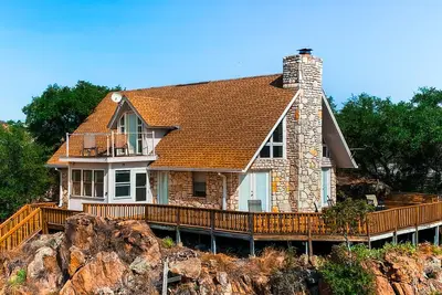 Image de Lovely 2-story home with upper & lower decks, gorgeous lake & Hill Country views