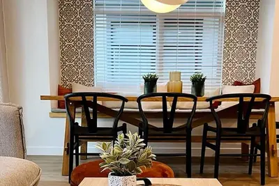 Image de Entire Town Home | Hot Tub | Sleep 8 | Walk to the Beach | Next to Main Street