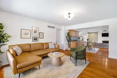 Image de Stunning, Cozy & Wfh Optimized 4br/ 2ba! Welcome!