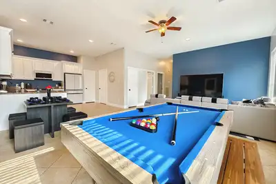 Image de Modern 6 Bedroom House with Tons of Games, Bbq, 2 85\" TVs and Surround Sound!
