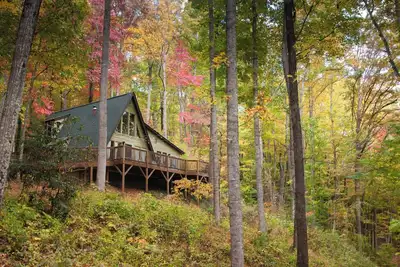 Image de Firepit + Mountain Views | A-Frame in Fairview | Honeycomb Hideaway by AvantStay