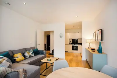 Bonchurch Road, Notting Hill, London. Modern 1 bed, 1 bath apartment with patio.