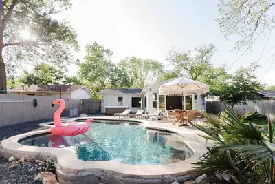 Image de South Congress Bungalow w/ Pool & Hot Tub