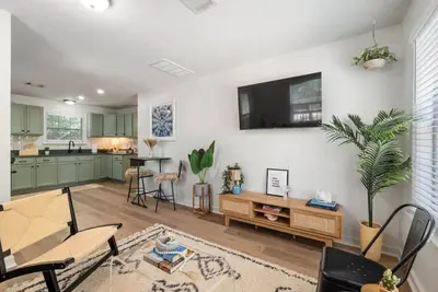 Image de SoCo BoHo Bungalow 2 | Sleeps 4