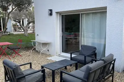 Image de Petite maison avec piscine dans jardin, calme.