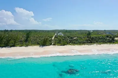 Image de New Banks Road Estate w/Htd Pool on PInk-Sand Beach. Winter Special!