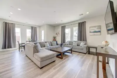 Image de New Townhome! - 5 min from Dt/Heights/Med Center