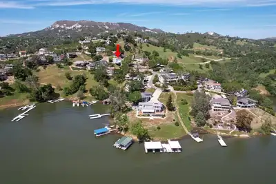 Image de Visit our Family Lake House, walk to Dock +boat