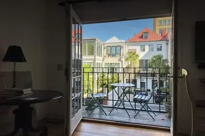 Image de Beautiful private back house located South of Broad with stunning views.