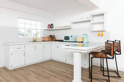 Image de The Cottage is an open concept studio with contemporary space & rustic features.