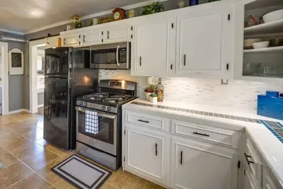 Image de Waterfront Lake Lbj Cabin w/ Private Dock!