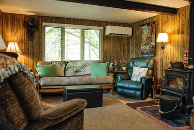 Image de Cozy Riverfront Cabin w/ Water Access, Fireplace, Ac, Firepit