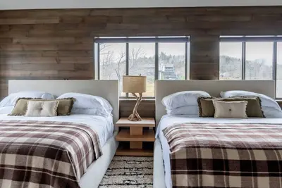 Image de Your Home Away From Home! Fully Equipped Kitchen, Free Parking Onsite!