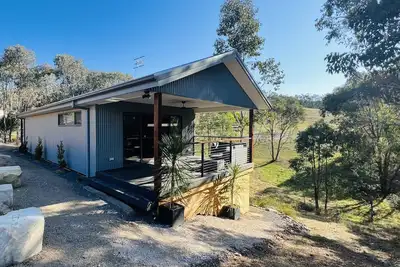 Image de Kangaroo Gully is a two bedroom house nestled in the eucalyptus trees.
