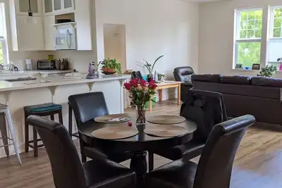 Image de Light-filled, upper story flat, walking distance to Oregon Shakespeare Festival