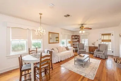 Image de Ella's Vintage Cottage near Cajun field