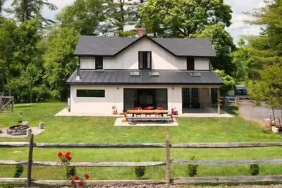 Image de Majestic Restored Farmhouse High Falls