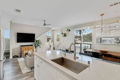 Modern Coastal Townhome. Family friendly. Walk to Beach.