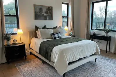 Image de Beautiful one bedroom in the country yet close to everything.