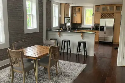Image de Luxurious condo blocks from Bbq on the River!