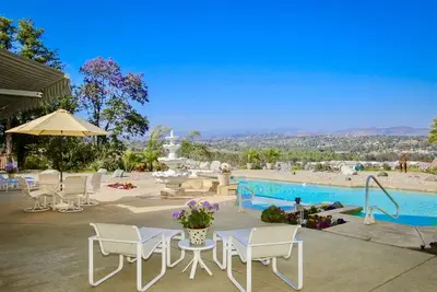 Central Location, Spectacular Views, Pool, Hottub