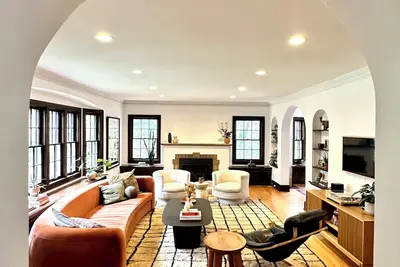 Image de Charming Tangletown Tudor