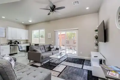 Image de Modern home, great central location, quiet neighborhood, walk to the Mall!