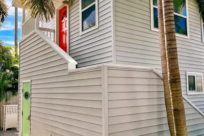 Image de Updated Key West Style Cottage.