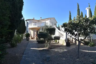 Image de Charmante Villa à Louer à Roses, Costa Brava : Piscine Privée, Idéale pour Familles et Grands Groupes.