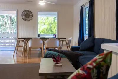 Image de Dalziel Beach House - Nostalgic Beachside Bliss: Just 300m to the sand dunes, the classic beach hous