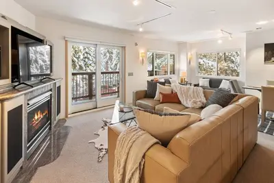 Image de Spacious Aspen Townhome, 2 Blocks to Aspen Mtn, Shops & Dining! Gas Fp, Grill, Balcony & Parking