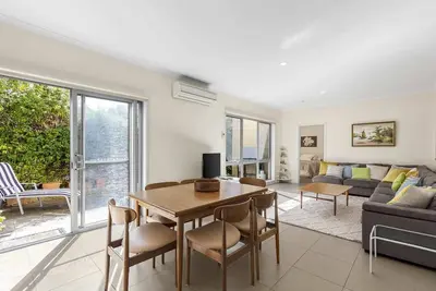 Image de Retro Twist, Modern Town House