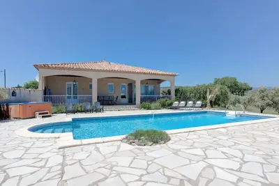 Image de Villa de luxe avec piscine et bain à remous