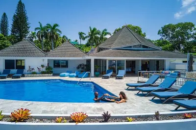 Image de Hospitality Expert Eden: 7br, Pools, Beach